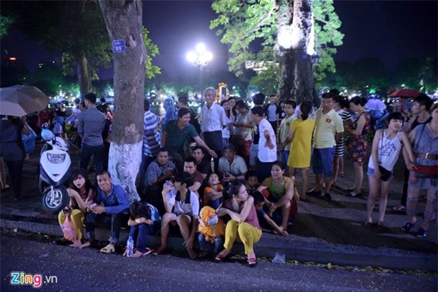 Hàng nghìn người đội mưa xem pháo hoa ở hồ Gươm