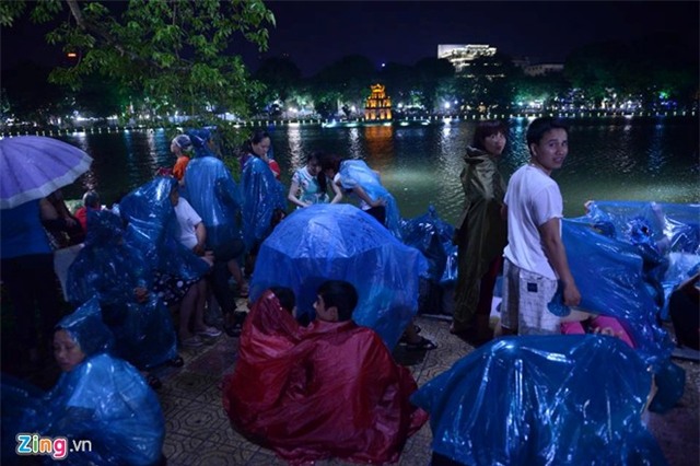 Hàng nghìn người đội mưa xem pháo hoa ở hồ Gươm