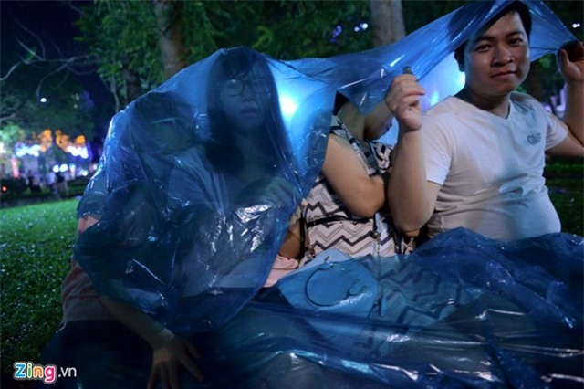 Hàng nghìn người đội mưa xem pháo hoa ở hồ Gươm