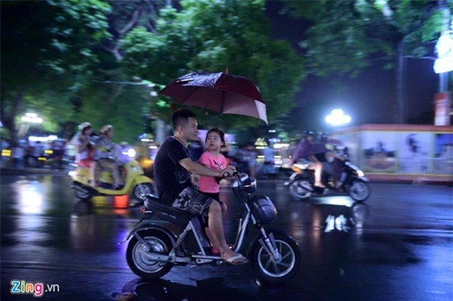 Hàng nghìn người đội mưa xem pháo hoa ở hồ Gươm