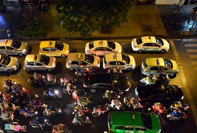 Hàng nghìn người đội mưa xem pháo hoa ở hồ Gươm