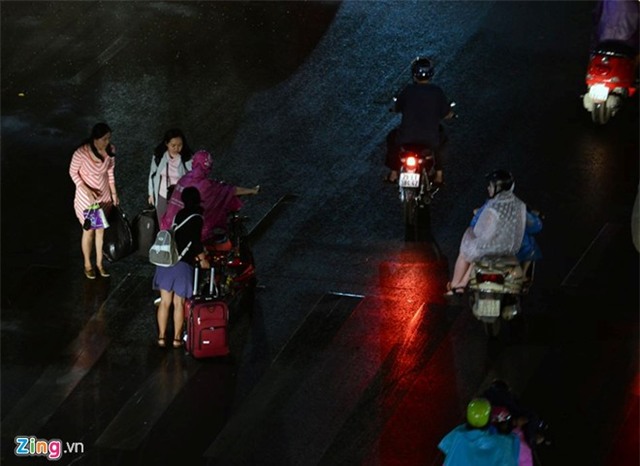 Hàng nghìn người đội mưa xem pháo hoa ở hồ Gươm