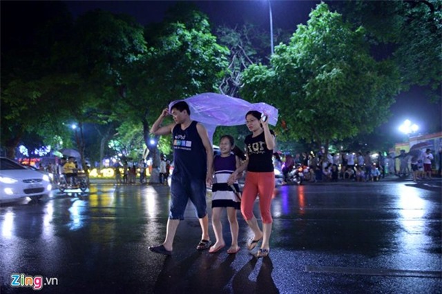 Hàng nghìn người đội mưa xem pháo hoa ở hồ Gươm