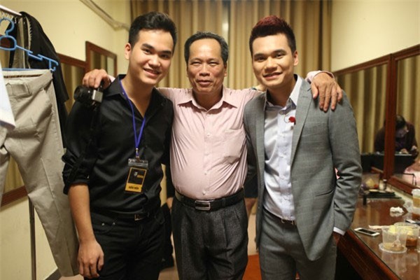 Khắc Việt, Khắc Hưng và bố.