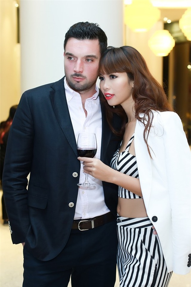 Hà Anh và bạn trai kém tuổi dành một năm chuẩn bị hôn lễ