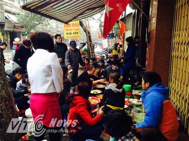 Khách ngồi chật kín vỉa hè tại quán bún đậu trên đường Đại La.