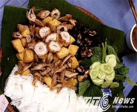 Bún đậu tại ngõ trên đường Hàng Khay được bày trên mẹt có lót lá chuối để làm cho món ăn thêm phần dân dã, hấp dẫn hơn.