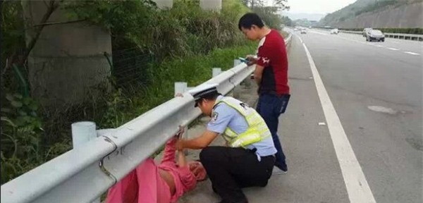 Xúc động cảnh sát giao thông đỡ đẻ cho thai phụ ngay trên xe