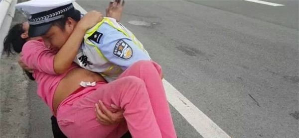 Xúc động cảnh sát giao thông đỡ đẻ cho thai phụ ngay trên xe