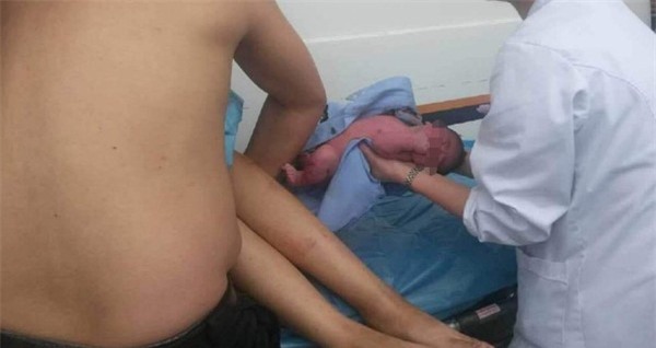 Xúc động cảnh sát giao thông đỡ đẻ cho thai phụ ngay trên xe