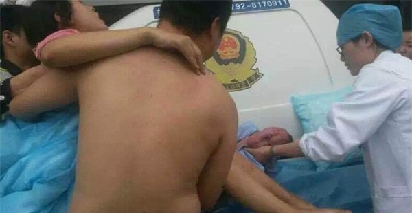 Xúc động cảnh sát giao thông đỡ đẻ cho thai phụ ngay trên xe