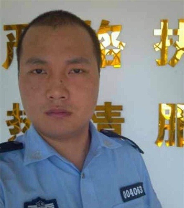 Xúc động cảnh sát giao thông đỡ đẻ cho thai phụ ngay trên xe