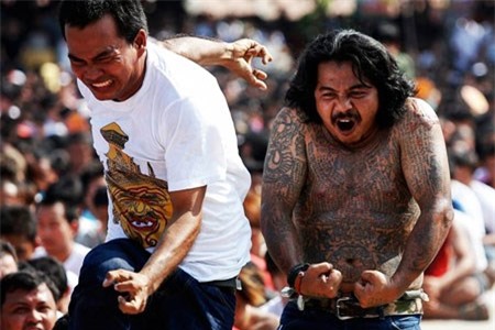 Ven man Sak Yant - le hoi xam “phep” ky bi o Thai Lan