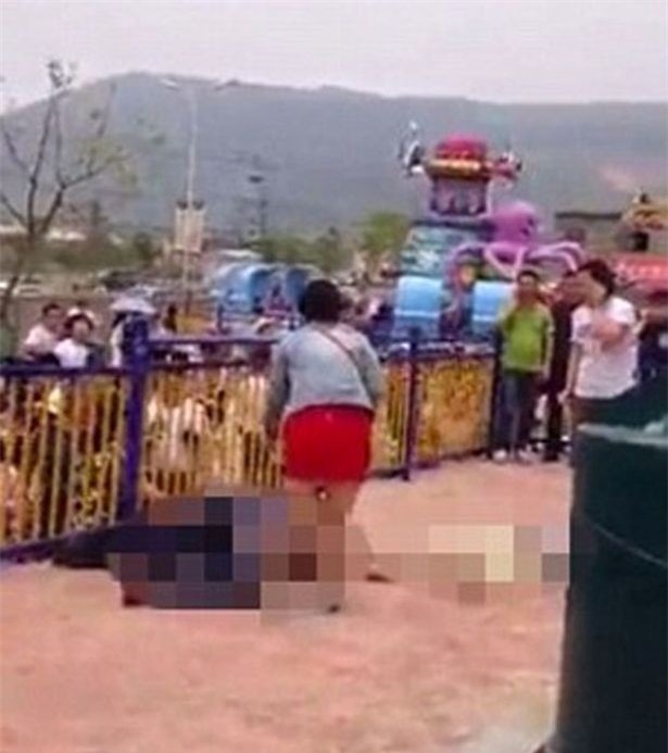 Các du khách hoảng sợ trước tai nạn khủng khiếp này.