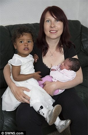 Cô Monika Tano và bé gái mới sinh Aurelia. Ảnh: SWNS