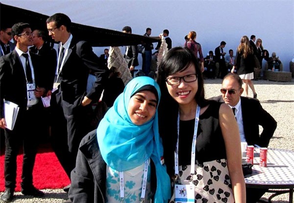 Trần Thị Thùy Trang (tay phải).