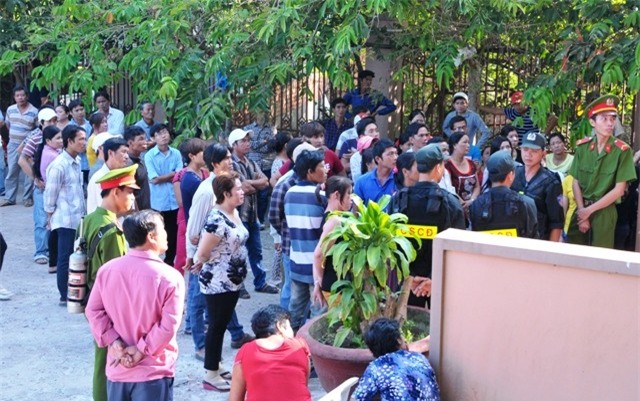 Cả trăm người vây kín trước phòng xử án, dưới sự bảo vệ an ninh của lực lượng công an. 