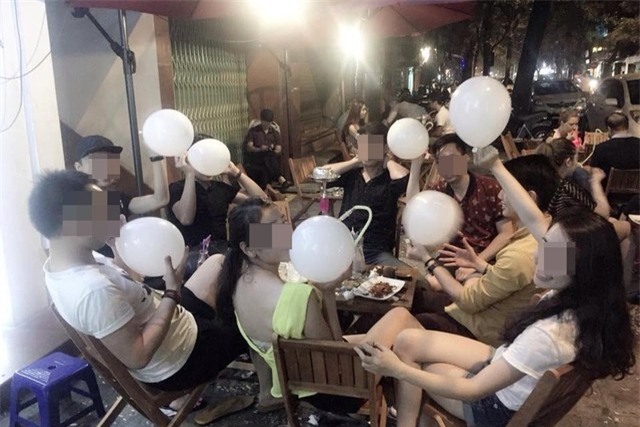 Mốt chơi nguy hiểm - “bong bóng cười” của một số bạn trẻ. Ảnh: HN