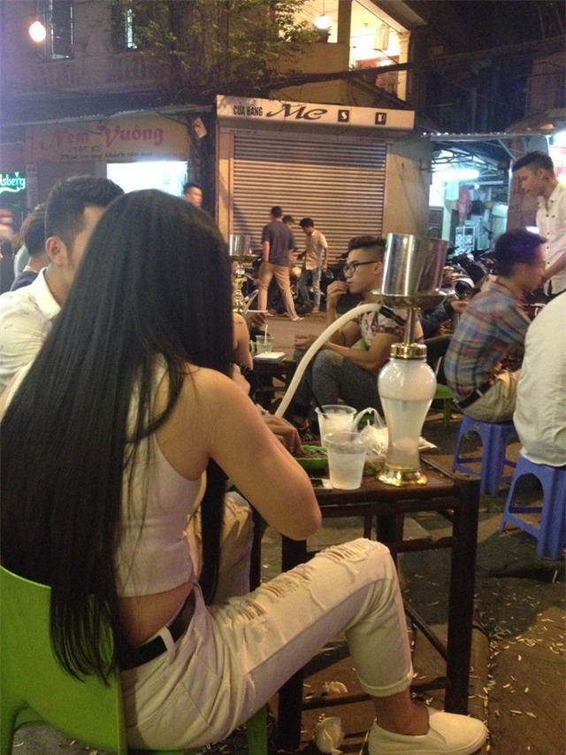 Thiếu nữ ngồi hút shisha vỉa hè phố cổ Hà Nội. Ảnh: HN