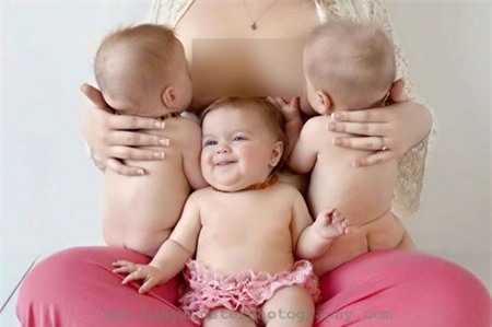 Buc anh ba me cho 3 con bu gay sot cong dong mang