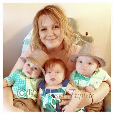 Buc anh ba me cho 3 con bu gay sot cong dong mang