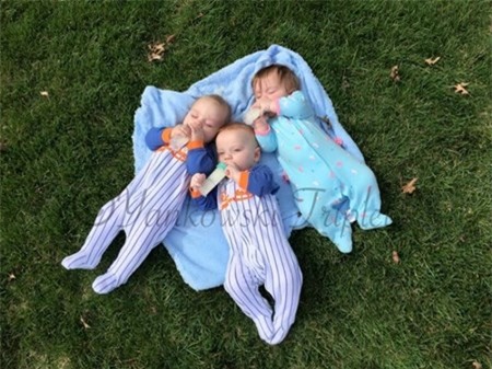 Buc anh ba me cho 3 con bu gay sot cong dong mang