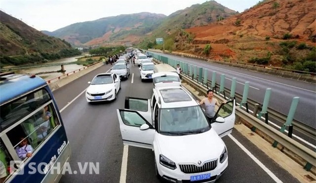 Cảnh tượng tắc nghẽn giao thông xảy ra tại rất nhiều tuyến đường cao tốc của Trung Quốc trong dịp nghỉ lễ 1/5