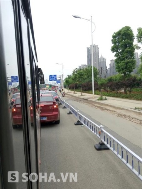 Cận cảnh tắc đường trên đường cao tốc của Trung Quốc