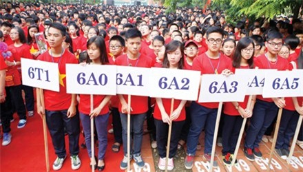 Xét tuyển lớp 6, phụ huynh lo không mua được hồ sơ trường nổi tiếng - 1