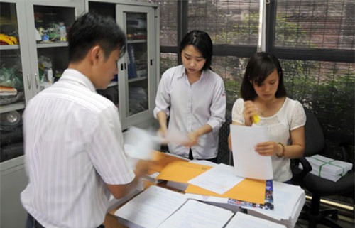 Mướt mồ hôi mua hồ sơ cho con vào lớp 6 ở Hà Nội - 4