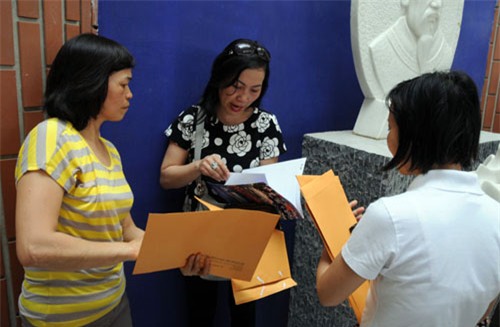 Mướt mồ hôi mua hồ sơ cho con vào lớp 6 ở Hà Nội - 11