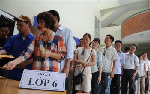 Mướt mồ hôi mua hồ sơ cho con vào lớp 6 ở Hà Nội - 1