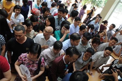 Mướt mồ hôi mua hồ sơ cho con vào lớp 6 ở Hà Nội - 2