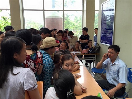 Các phụ huynh chờ mua hồ sơ đăng ký nhập học lớp 6 cho con