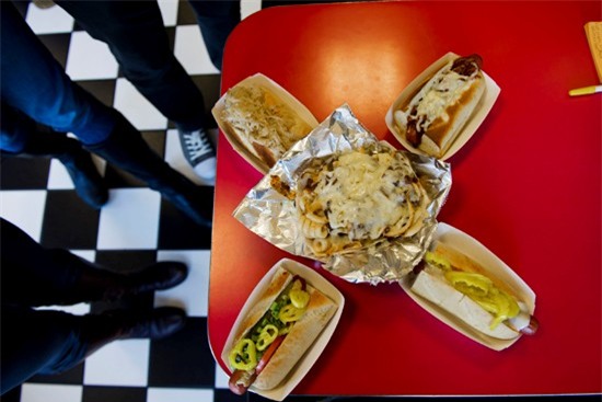 Nhà hàng Spike’s Junkyard Dogs (Mỹ): Thử thách ăn xúc xích của nhà hàng tại Boston này thu hút khá nhiều người tham dự. Khách hàng sẽ phải ăn liên tục 6 xúc xích cỡ lớn kẹp trong bánh mì để được lưu tên trên bảng vàng thành tích của quán. Tuy nhiên, nếu muốn không phải trả tiền, bạn sẽ phải phá kỷ lục ăn xúc xích tại quán, hiện giờ là 15 chiếc với nam và 12 chiếc với nữ.
