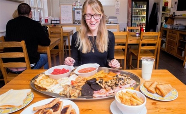 Quán cà phê Corner (Anh): Người Anh rất chú ý tới bữa sáng và thích các thử thách có liên quan tới bữa ăn quan trọng này. Quán cà phê Corner ở Portishead đã đưa ra thử thách “Siêu bữa sáng quái vật” gồm 6 xúc xích, 6 dải thịt muối, 4 quả trứng, hai suất ốp-la (mỗi suất 3 quả), 4 chiếc bánh pudding, 4 chiếc khoai tây , 4 suất nấm, hai môi dậu, hai môi cà chua, một bát khoai tây chiên, 4 lát bánh mì nướng, hai lát bánh mì phết bơ và một cốc sữa lắc. Tổng cộng bữa sáng này chứa tới tới 7.778 calo.