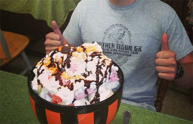 Quán cà phê It’s All So Yummy (Mỹ): Cốc kem trong thử thách của quán cà phê này gồm 16 viên kem, 3 miếng bánh sôcôla, 3 quả chuối và các nguyên liệu khác rắc trên kem. Nếu bạn ăn hết cốc kem trong 1 tiếng thì sẽ không phải trả tiền.