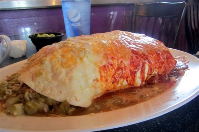 Quán Jack-N-Grills (Mỹ): Những món ăn đặc trưng của người Mexico đã trở nên phổ biến ở Mỹ. Jack-N-Grills đã đưa ra thử thách ăn bánh cuộn Burrito cho khách hàng. Mỗi chiếc bánh to bằng cẳng tay người lớn, được làm từ 7 củ khoai tây, 12 quả trứng, nửa cân thịt nguội, một củ hành tây, phô mai và ớt. Nếu ăn hết, bạn sẽ không phải trả tiền và còn được dán ảnh trên tường vinh quang của nhà hàng.