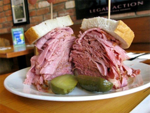 Nhà hàng Corned Beef (Canada): Quán ăn nổi tiếng tại Toronto này đưa ra thử thách dành cho những người thích bánh mì kẹp. Mỗi chiếc bánh nặng tới 1,1 kg, với bánh mì, thịt và dưa muối. Ăn hết trong vòng 1 tiếng, bạn sẽ được miễn phí tuy dạ dày bạn không được thoải mái gì cho lắm.