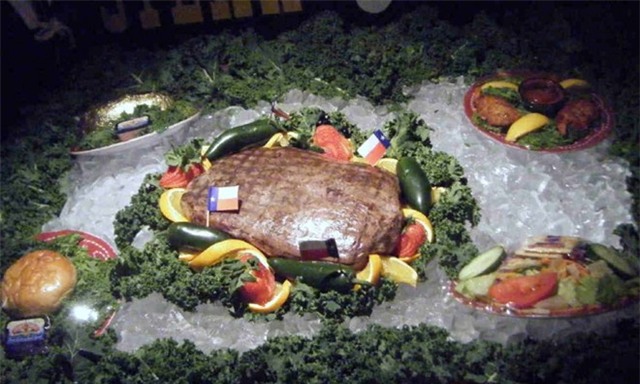 Quán ăn The Big Texan (Mỹ): Thử thách ăn thịt bò của nhà hàng nằm tại Texas này được coi là thử thách ăn thịt bò lớn nhất và lâu đời nhất. Từ năm 1991, các du khách đi dọc đường 66 đã dừng chân tại đây với hi vọng có được một bữa ăn miễn phí. Nhà hàng đưa ra một suất thịt bò giá 72 USD gồm một cocktail tôm, khoai tây nướng, salad, bơ và một miếng thịt bò nặng 2 kg. Nếu ăn hết trong vòng 1 tiếng, bạn sẽ được hoàn tiền. Từ khi đưa ra thử thách tới giờ, chưa có vị khách nào chiến thắng.