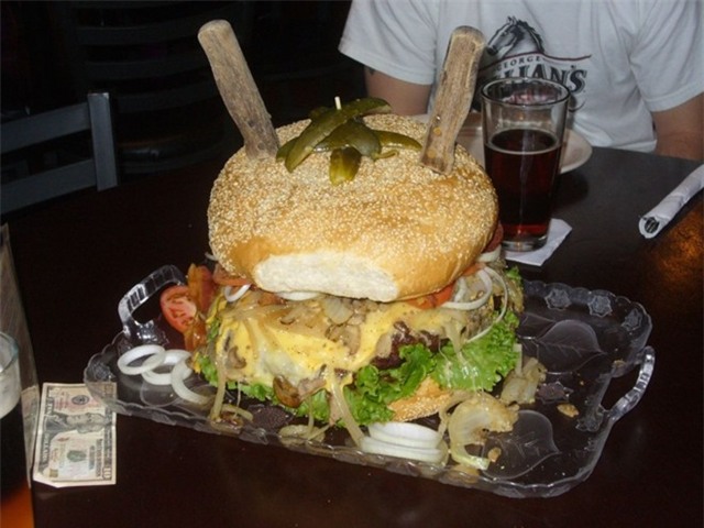 Quán nướng Mallie’s Sports (Mĩ): Trong thử thách “Bánh mì quái vật” của quán Mallie’s Sports tại Michigan, khách hàng sẽ phải ăn hết một bánh mì kẹp thịt lớn gấp 40 lần bánh thường với trọng lượng lên tới 4,5 kg trong vòng 2 tiếng đồng hồ. Nếu thắng, bạn sẽ được hoàn tiền (một chiếc bánh giá 40 USD) và thêm tiền thưởng là 100 USD.