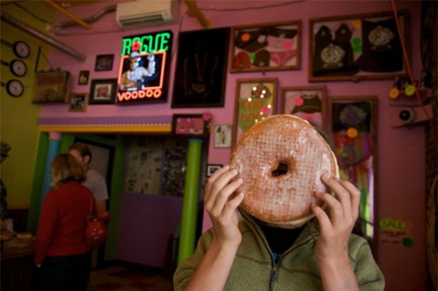 Hàng bánh vòng Voodoo (Mỹ): Nếu ăn hết chiếc bánh vòng to gấp 6 lần bánh thường của cửa hàng Voodoo trong 80 giây, bạn sẽ được hoàn tiền. Tuy lượng đồ ăn trong thử thách này khiêm tốn hơn những thử thách khác, nhưng để hoàn tất chỉ trong 80 giây không phải chuyện dễ.