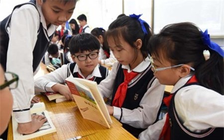 Phu huynh TQ soc vi phai bo 7,6 trieu dong mua dong phuc cho con