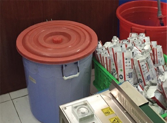 Thu giữ khăn giấy ướt được làm trong nhà vệ sinh.