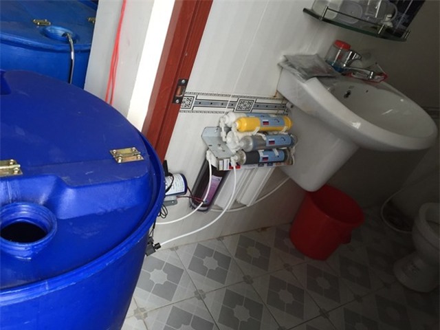 Thu giữ khăn giấy ướt được làm trong nhà vệ sinh.