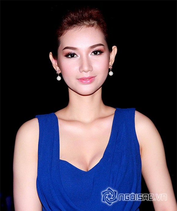 Quỳnh Chi vạch áo cho người xem lưng 0