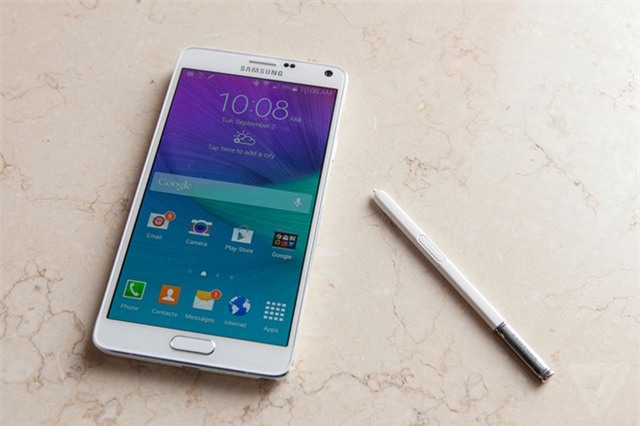 Galaxy Note 4: Chiếc phablet này chứng minh rằng Samsung biết lắng nghe ý kiến của khách hàng, với bộ khung kim loại giúp máy thanh thoát hơn những sản phẩm tiền nhiệm. Với pin 3.220 mAh, Galaxy Note 4 có thể sử dụng liên tục gần 9 tiếng nhưng chỉ mất 1,5 tiếng để sạc đầy