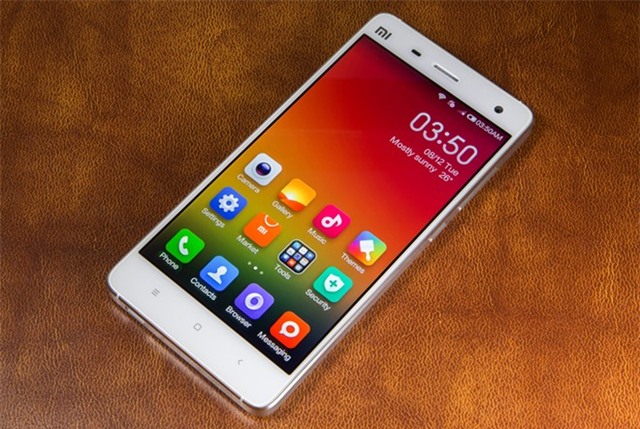 Xiaomi Mi4: Chiếc phablet cao cấp đầu tiên của Xiaomi có thiết kế hiện đại với khung bằng thép không gỉ sang trọng. Bên cạnh đó, sản phẩm này còn có hiệu năng mạnh với chip Snapdragon 801, camera 13 megapixel chất lượng tốt. Trong thử nghiệm benchmark, Mi4 có thời gian sử dụng lên đến 8,5 tiếng và 2 tiếng để sạc.