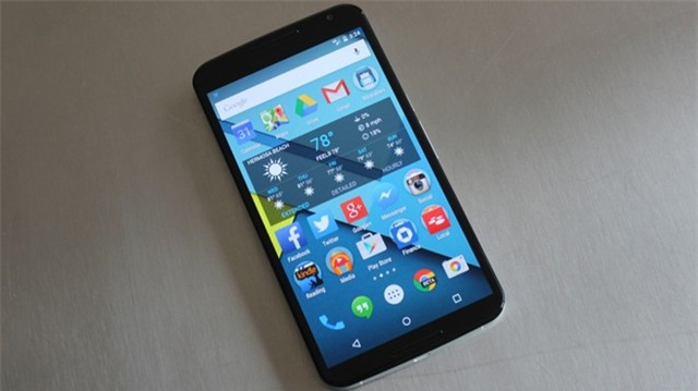 Google Nexus 6: Đây là sản phẩm kết hợp của Google và Motorola. Mặc dù là phablet có màn hình 6 inch, nhưng Nexus 6 vẫn có thời gian sử dụng ấn tượng, gần 8 tiếng benchmark cùng thời gian sạc chỉ 1h38 phút.