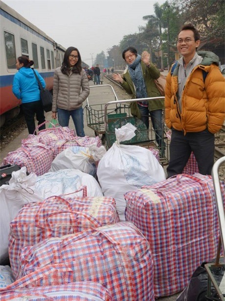 Chung trong lần tặng giày cho trẻ em ở Sa Pa vào tháng 12/2013.